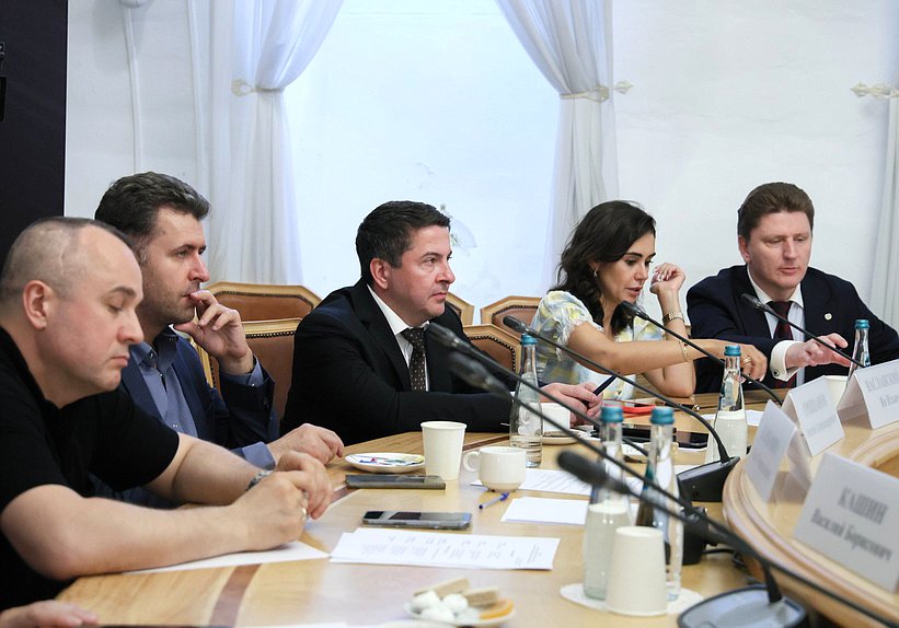 Заседание Экспертного совета Комитета по международным делам  на тему "Милитаризация Евросоюза и фактическое включение Украины в этот процесс: чем ответит Россия?"