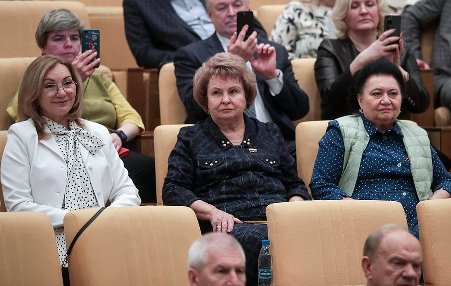 Член Комитета по просвещению Лариса Тутова, заместитель Председателя Комитета по развитию Дальнего Востока и Арктики Валентина Пивненко и заместитель Председателя Комиссии по Регламенту и обеспечению деятельности Государственной Думы Раиса Кармазина