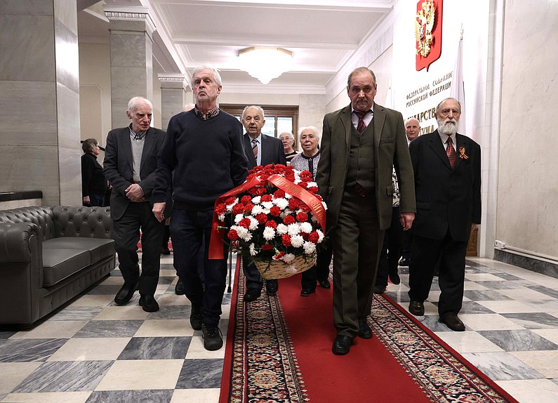 Возложение цветов ветеранами Минэкономразвития к памятной доске работников Госплана СССР