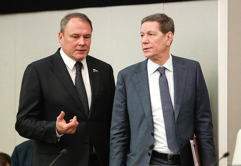 Первый заместитель Председателя Государственной Думы Александр Жуков и заместитель Председателя Государственной Думы Петр Толстой