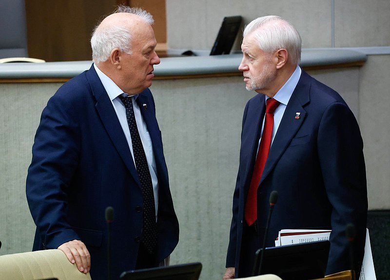 Заместитель Председателя Комитета по экологии, природным ресурсам и охране окружающей среды Анатолий Грешневиков и руководитель фракции "Справедливая Россия" Сергей Миронов