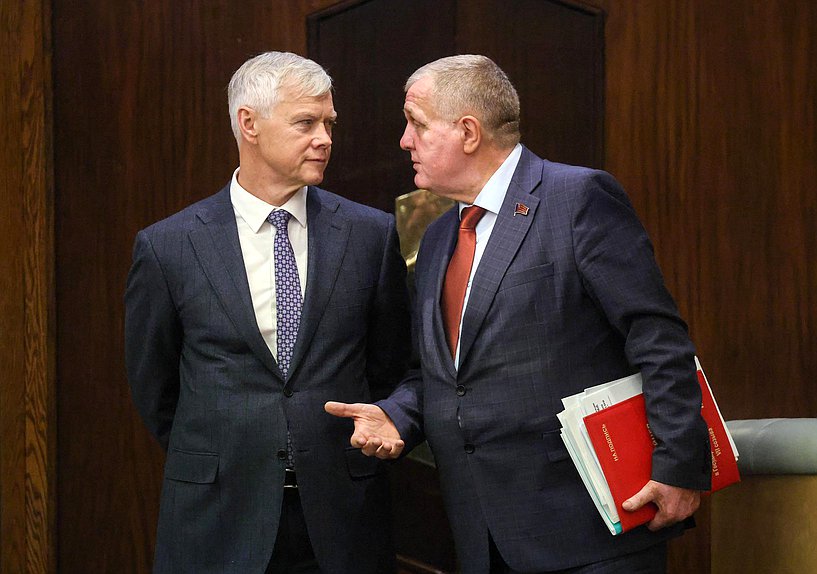 Председатель Комитета по защите конкуренции Валерий Гартунг и Первый заместитель Председателя Комитета по труду, социальной политике и делам ветеранов Николай Коломейцев