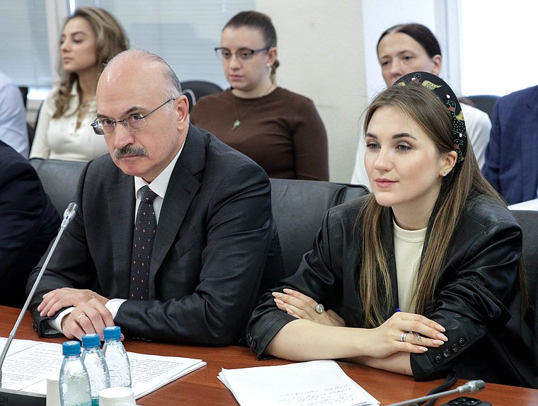 Председатель Комитета по науке и высшему образованию Сергей Кабышев и Первый заместитель Председателя Комитета Ксения Горячева