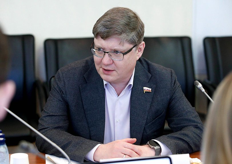 Член Комитета по труду, социальной политике и делам ветеранов Андрей Исаев