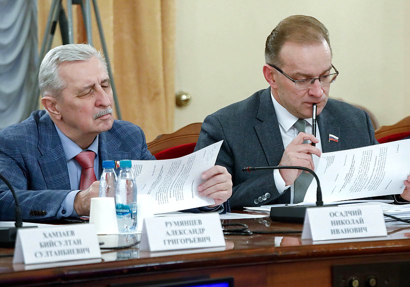 Члены Комитета по охране здоровья Николай Осадчий и Михаил Кизеев