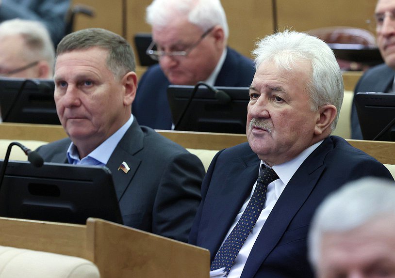 Член Комитета по промышленности и торговле Андрей Трифонов и Председатель Комитета по транспорту и развитию транспортной инфраструктуры Евгений Москвичев