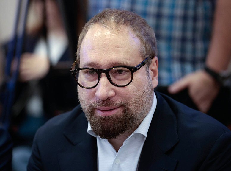 Член Комитета по информационной политике, информационным технологиям и связи Антон Горелкин
