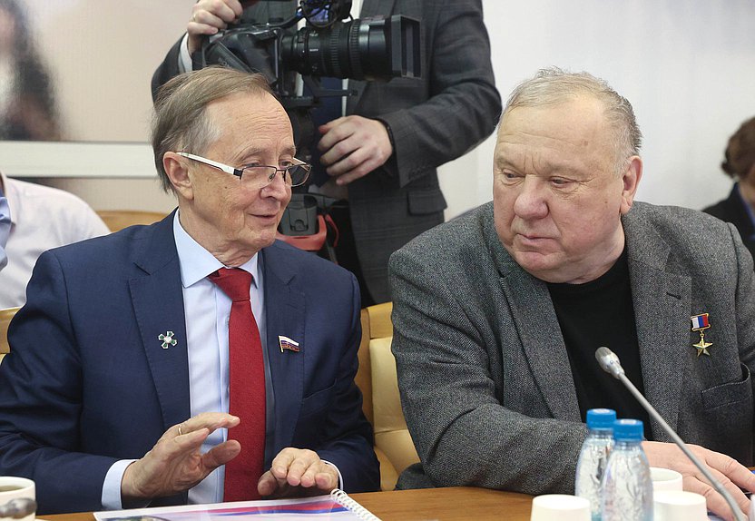 Первый заместитель Председателя Комитета по развитию гражданского общества, вопросам общественных и религиозных объединений Николай Бурляев и заместитель Председателя Комитета Владимир Шаманов