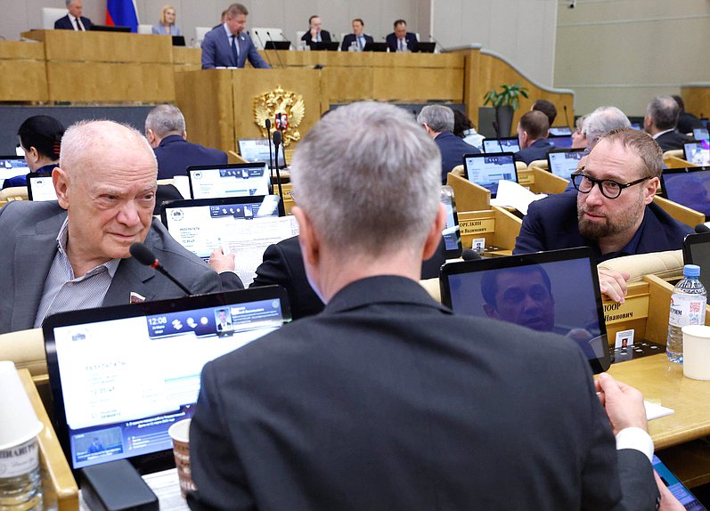 Член Комитета по охране здоровья Александр Румянцев и заместитель Председателя Комитета по информационной политике, информационным технологиям и связи Антон Горелкин