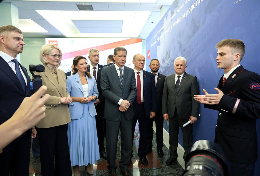 Генеральный директор — председатель правления ОАО «Российские железные дороги» Олег Белозеров, заместители Председателя Государственной Думы Виктория Абрамченко и Анна Кузнецова, Первый заместитель Председателя Государственной Думы Александр Жуков, руководитель фракции КПРФ Геннадий Зюганов и Председатель Комитета по транспорту и развитию транспортной инфраструктуры Евгений Москвичев
