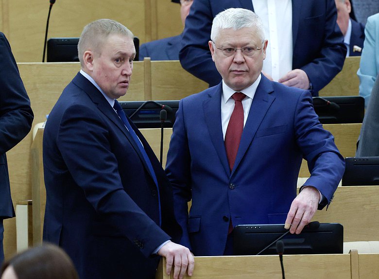 Член Комитета по безопасности и противодействию коррупции Андрей Альшевских и Председатель Комитета Василий Пискарев