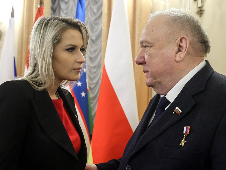 Председатель Комитета по развитию гражданского общества, вопросам общественных и религиозных объединений Яна Лантратова и заместитель Председателя Комитета Владимир Шаманов