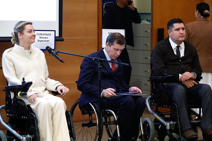 Член Комитета по туризму и развитию туристической инфраструктуры Наталья Каптелинин, заместитель Председателя Комитета по труду, социальной политике и делам ветеранов Михаил Терентьев и заместитель Председателя Комитета по молодежной политике Михаил Киселев