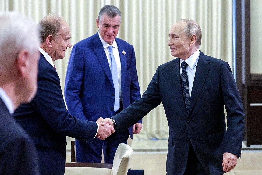 Руководитель фракции КПРФ Геннадий Зюганов и Президент РФ Владимир Путин. Фото: пресс-служба Президента РФ