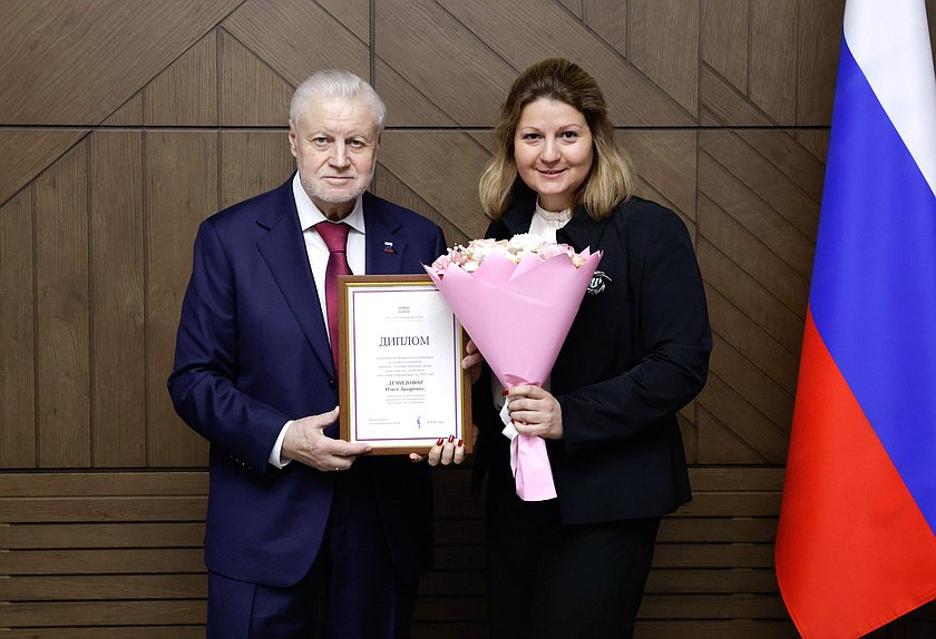 Руководитель фракции "Справедливая Россия" Сергей Миронов и специальный корреспондент программы «Постскриптум» телеканала АО «ТВ Центр» Ольга Демидова