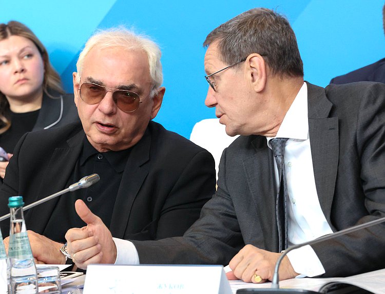 Генеральный директор киноконцерна «Мосфильм» Карен Шахназаров и Первый заместитель Председателя Государственной Думы Александр Жуков