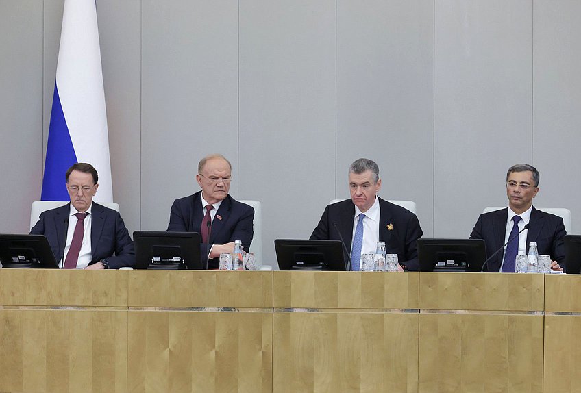 Заместитель Председателя Государственной Думы Алексей Гордеев, руководитель фракции КПРФ Геннадий Зюганов, руководитель фракции ЛДПР Леонид Слуцкий и Председатель Комитета по промышленности и торговле Владимир Гутенев