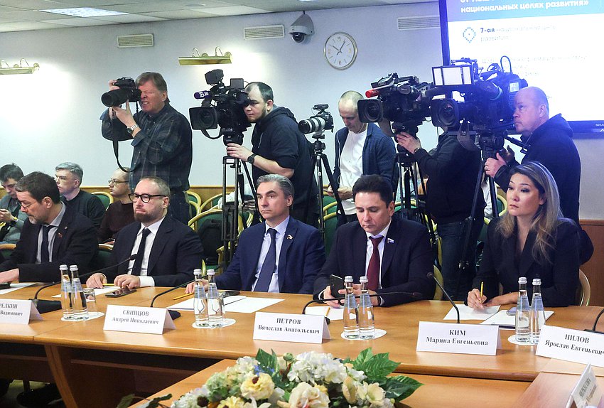 Заседание Комитета по информационной политике, информационным технологиям и связи с участием Министра цифрового развития, связи и массовых коммуникаций РФ Максута Шадаева
