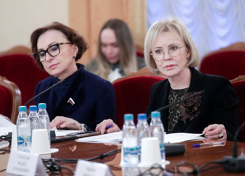 Член Комитета по обороне Татьяна Кусайко и заместитель Председателя Комитета по охране здоровья Татьяна Соломатина