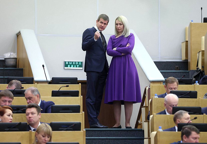 Первый заместитель Председателя Комитета по региональной политике и местному самоуправлению Геннадий Панин и заместитель Председателя Комитета Оксана Фадина