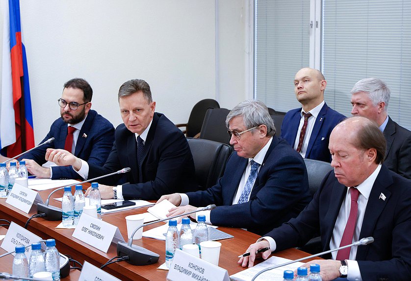 Первые заместители Председателя Комитета по науке и высшему образованию Александр Мажуга, Владимир Сипягин и Олег Смолин и заместитель Председателя Комитета Владимир Кононов