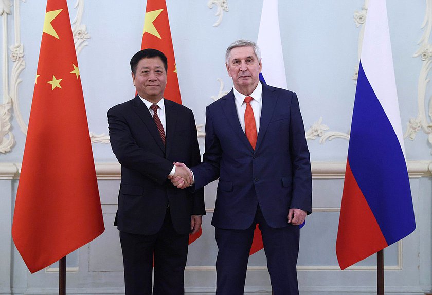 Первый заместитель Председателя Государственной Думы Иван Мельников и Чрезвычайный и Полномочный Посол Китайской Народной Республики в России Чжан Ханьхуэй