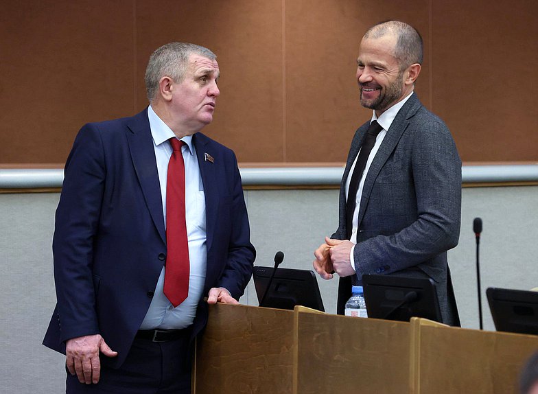 Первый заместитель Председателя Комитета по труду, социальной политике и делам ветеранов Николай Коломейцев и Первый заместитель Председателя Комитета по строительству и ЖКХ Роман Лябихов