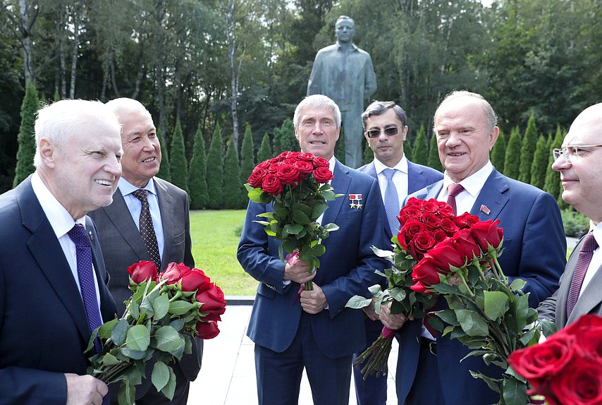 Руководитель фракции «Справедливая Россия — За правду» Сергей Миронов, руководитель фракции «Единая Россия» Владимир Васильев и руководитель фракции КПРФ Геннадий Зюганов. ФГБУ «Научно-исследовательский испытательный центр подготовки космонавтов им. Ю.А. Гагарина»