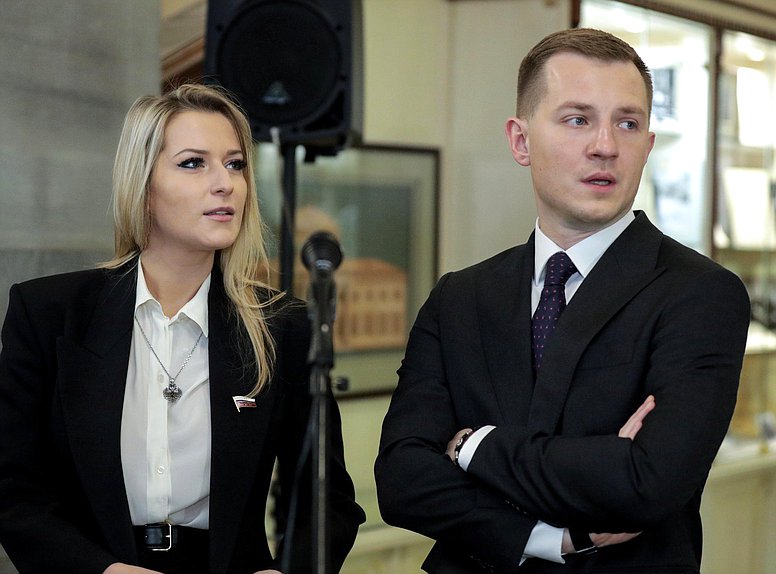 Председатель Комитета по развитию гражданского общества, вопросам общественных и религиозных объединений Яна Лантратова и Председатель Комитета по молодежной политике Артем Метелев