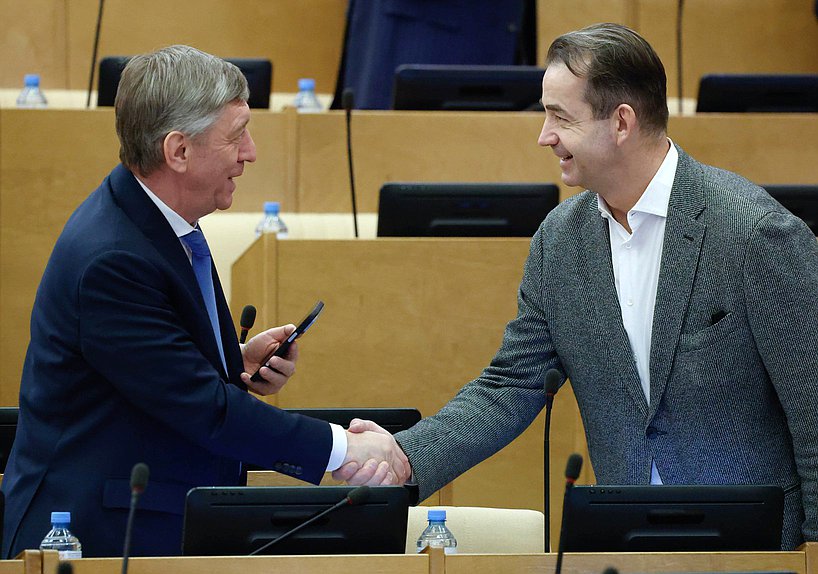 Член Комитета по культуре Сергей Соловьев и Первый заместитель Председателя Комитета Дмитрий Певцов