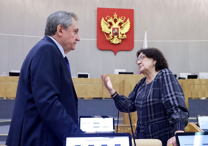 Председатель Комитета по энергетике Николай Шульгинов и член Комитета по охране здоровья Римма Утяшева