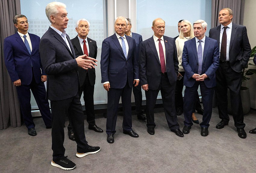 Председатель Государственной Думы Вячеслав Володин и мэр Москвы Сергей Собянин. Выездное заседание Совета Государственной Думы по вопросу организации предоставления среднего профессионального образования с учетом особого порядка проведения ГИА-9 в рамках пилотного проекта (Центр практического обучения "Профессии будущего")