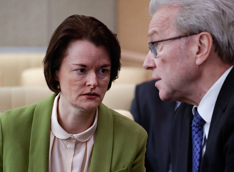 Статс-секретарь - заместитель министра юстиции РФ Елена Ардабьева и Полномочный представитель Президента РФ в Государственной Думе Гарри Минх