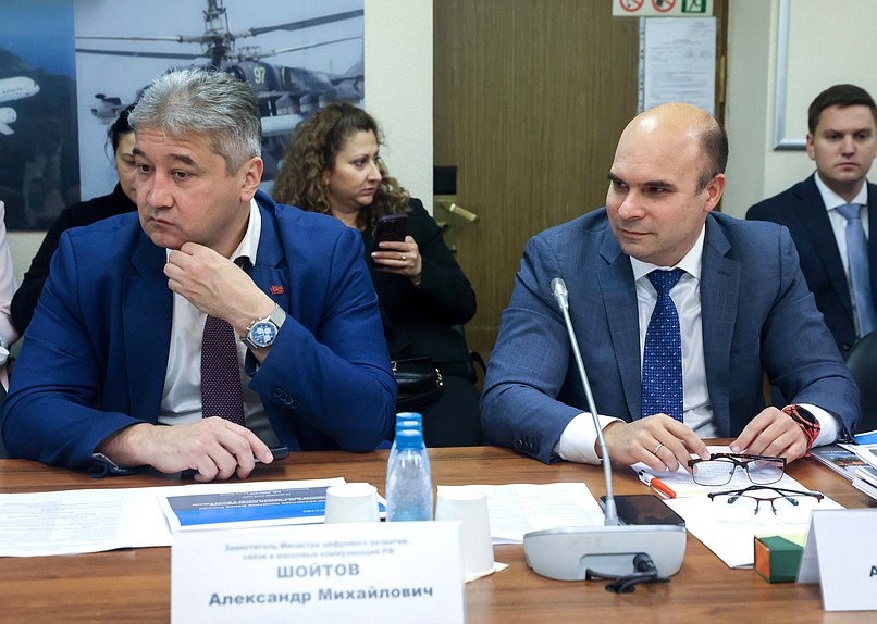 Заместитель Председателя Банка России Алексей Заботкин (справа)