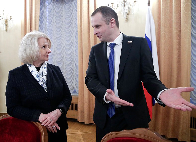 Член Комитета по охране здоровья Вероника Власова и Председатель Комитета Сергей Леонов