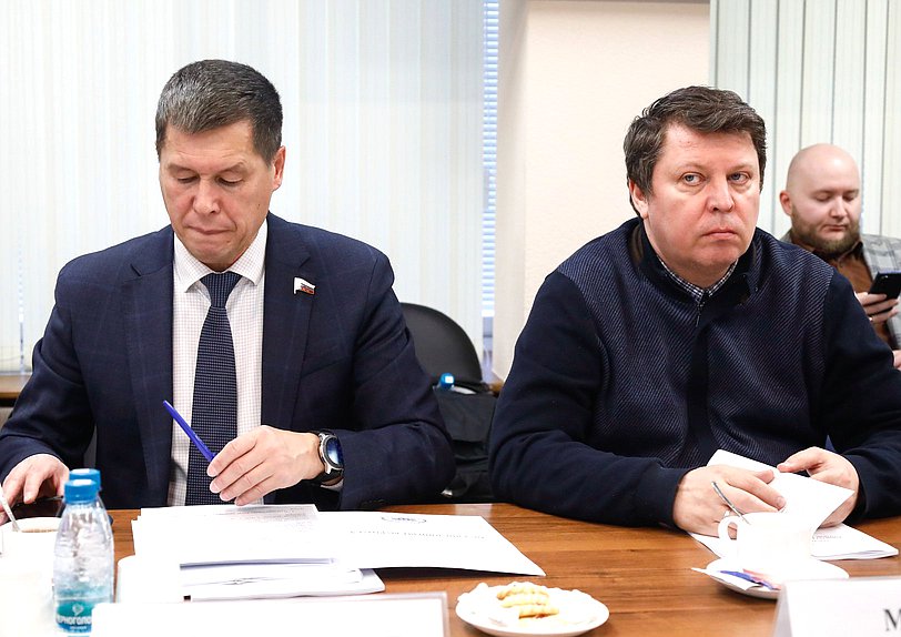 Член Комитета по экологии, природным ресурсам и охране окружающей среды Зариф Байгускаров и заместитель Председателя Комитета по региональной политике и местному самоуправлению Михаил Матвеев