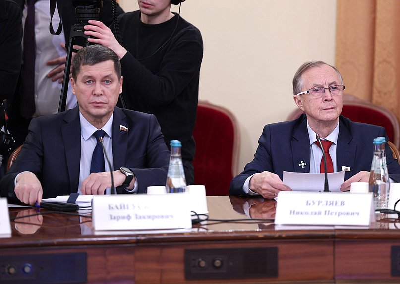 Член Комитета по экологии, природным ресурсам и охране окружающей среды Зариф Байгускаров и Первый заместитель Председателя Комитета по развитию гражданского общества, вопросам общественных и религиозных объединений Николай Бурляев