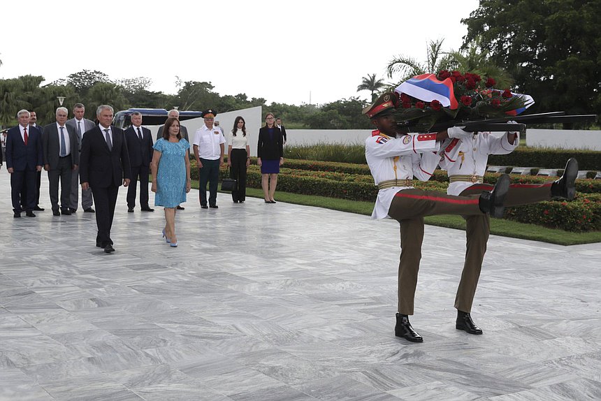 El Jefe de la Duma Estatal, Vyacheslav Volodin, y la Jefa Adjunto de la Asamblea Nacional del Poder Popular de la República de Cuba, Ana María Mari Machado, depositaron una ofrenda floral en el Monumento al Soldado Internacionalista Soviético en La Habana