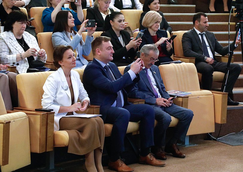 Заместитель Председателя Государственной Думы Анна Кузнецова, Первый заместитель Министра просвещения РФ Александр Бугаев и заместитель Председателя Комитета по просвещению Нурбаганд Нурбагандов