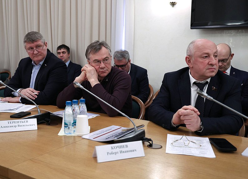 Члены Комитета по безопасности и противодействию коррупции Михаил Шеремет, Александр Терентьев и Роберт Кочиев
