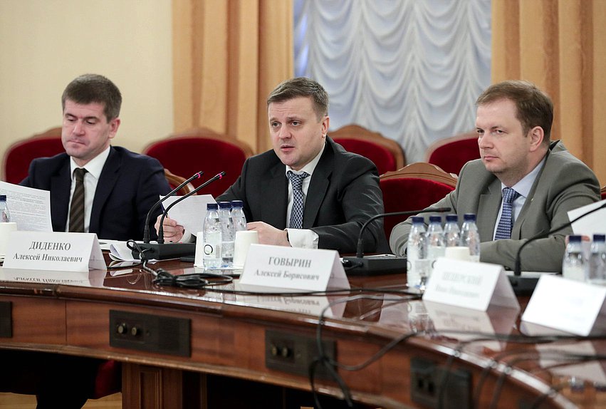 Председатель Комитета по региональной политике и местному самоуправлению Алексей Диденко, Первый заместитель Председателя Комитета Геннадий Панин и член Комитета Алексей Говырин
