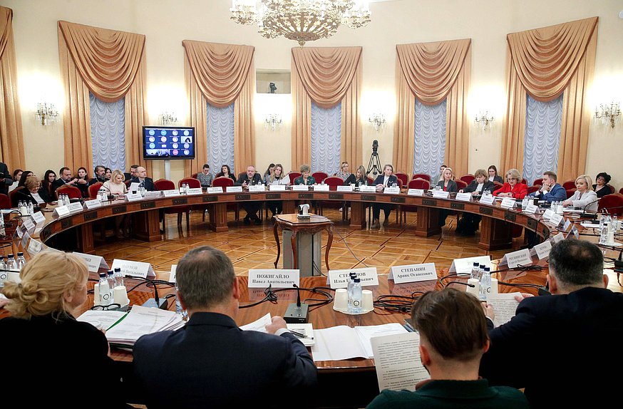 Круглый стол Комитета по вопросам семьи, женщин и детей на тему «Организация воспитательной и просветительской работы по защите и укреплению традиционных духовно-нравственных ценностей»