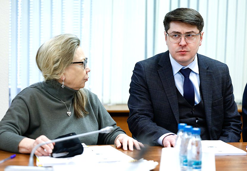 Член Комитета по бюджету и налогам Галина Данчикова и заместитель Председателя Комитета по промышленности и торговле Александр Спиридонов