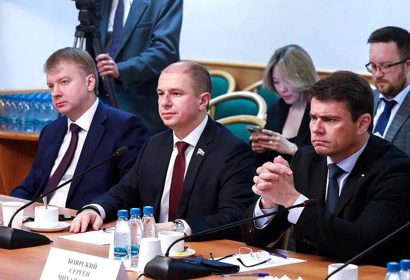 Член Комитета по государственному строительству и законодательству Александр Тетердинко, член Комитета по культуре Михаил Романов и Председатель Комитета по информационной политике, информационным технологиям и связи Сергей Боярский