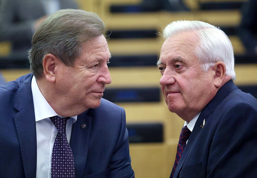 Член Комитета по науке и высшему образованию Михаил Кузьмин и член Комитета по контролю Леонид Ивлев