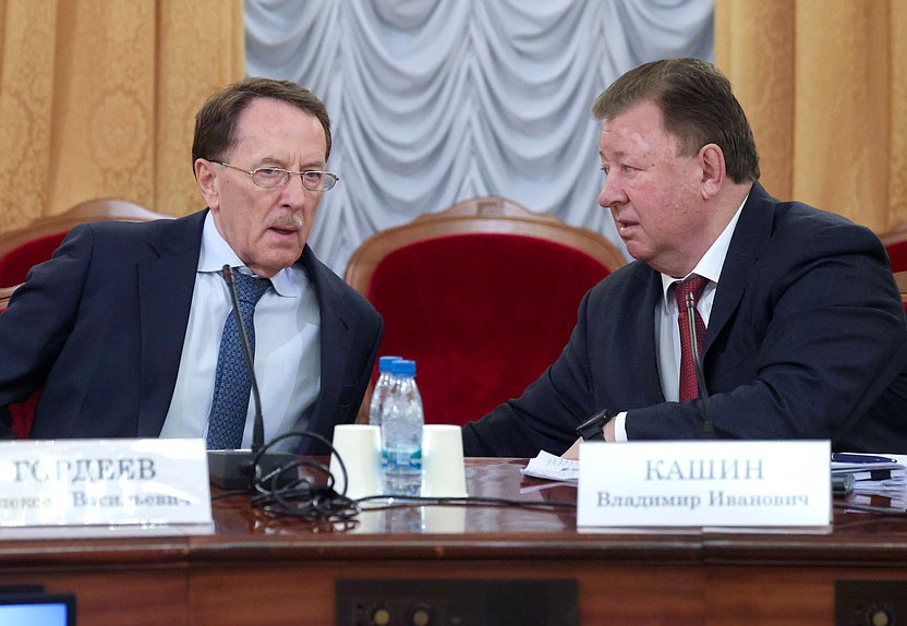 Заместитель Председателя Государственной Думы Алексей Гордеев и Председатель Комитета по аграрным вопросам Владимир Кашин