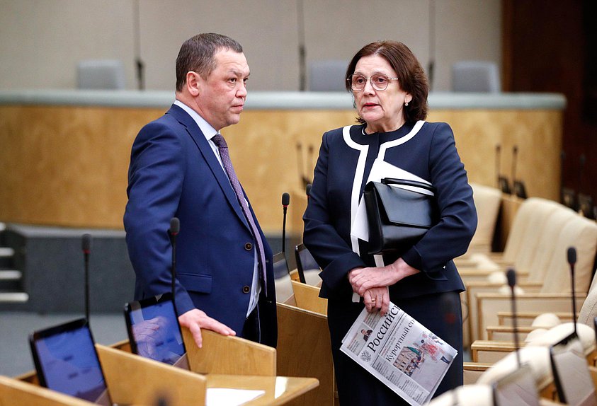 Член Комитета по безопасности и противодействию коррупции Динар Гильмутдинов и член Комитета по охране здоровья Римма Утяшева