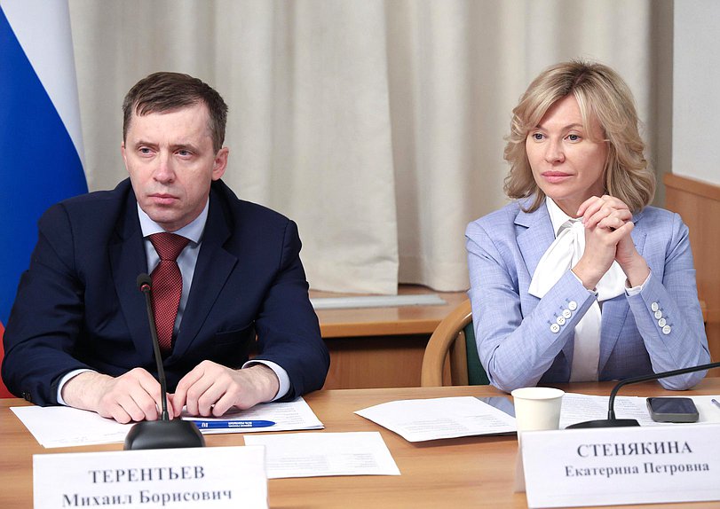 Заместитель Председателя Комитета по труду, социальной политике и делам ветеранов Михаил Терентьев и член Комитета Екатерина Стенякина