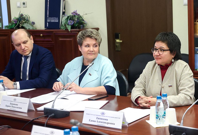 Члены Комитета по делам национальностей Лариса Буранова и Елена Евтюхова