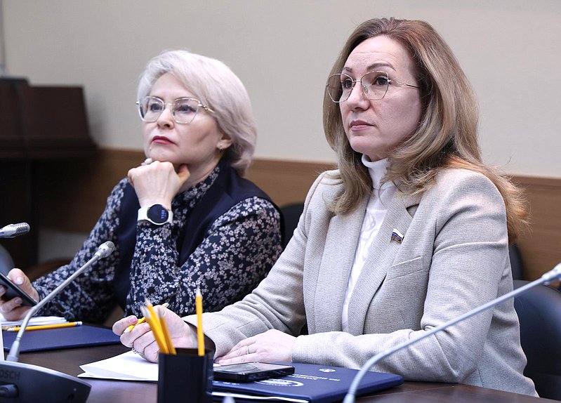 Члены Комитета по просвещению Эльвира Аиткулова и Лариса Тутова